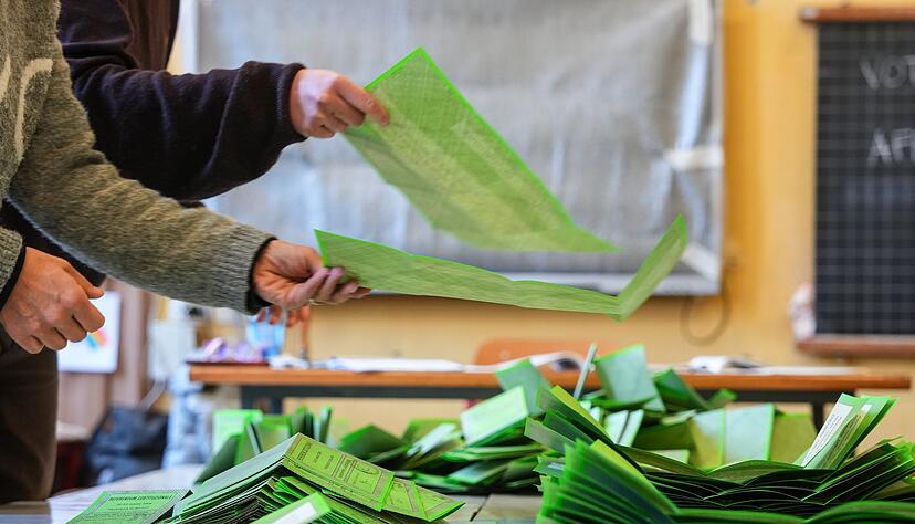 Nach den TV-Hochrechnungen liegt das Nein-Lager klar vorn.
