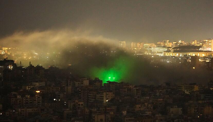 Nach einem israelischen Luftangriff auf einen südlichen Vorort von Beirut steigt Rauch auf. Nach einem israelischen Luftangriff auf einen südlichen Vorort von Beirut steigt Rauch auf.