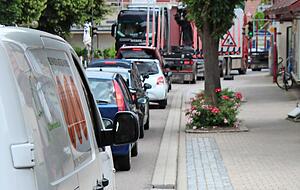 Manche Ortsmitte wie die in Haßmersheim wird zum staugeplagten Nadelöhr. Manche Ortsmitte wie die in Haßmersheim wird zum staugeplagten Nadelöhr.