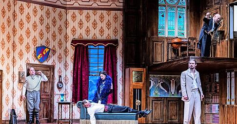 Nonstop Nonsens: Eine Laienschauspielertruppe macht in „Mord auf Schloss Haversham“ alles, um ihr Kriminal-Theaterstück bis zum Ende durchzuziehen. Nonstop Nonsens: Eine Laienschauspielertruppe macht in „Mord auf Schloss Haversham“ alles, um ihr Kriminal-Theaterstück bis zum Ende durchzuziehen.