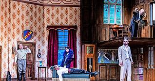 Nonstop Nonsens: Eine Laienschauspielertruppe macht in „Mord auf Schloss Haversham“ alles, um ihr Kriminal-Theaterstück bis zum Ende durchzuziehen.