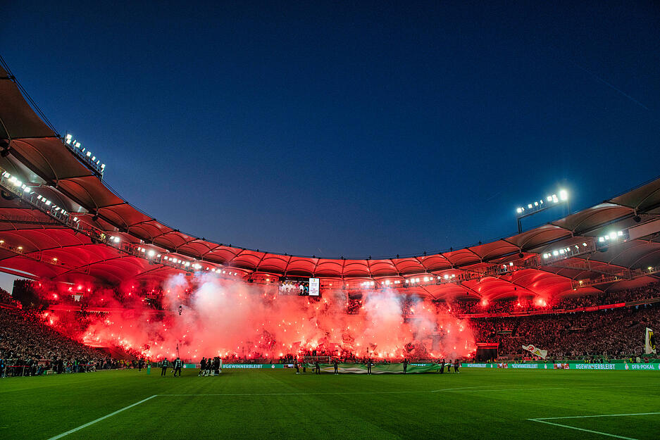 Spektakul&auml;r sieht es in der Cannstatter Kurve aus vor Anpfiff im DFB-Pokal-Halbfinale.
