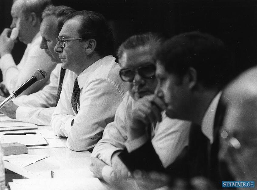 Ministerpräsident Lothar Späth (3. v. l.) informiert im Juli 1981 Bürger und Verwaltung über den geplanten Bau des Neckarwestheimer Kernkraftwerk-Blocks II, für den jetzt das Genehmigungsverfahren eingeleitet wird. HSt-Archiv/Nupnau
