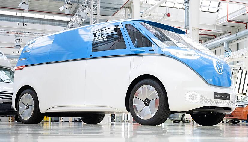 Der Elektrobus ID.Buzz soll 2025 bereits autonom unterwegs sein. Die neue VW-Autosoftware Cariad kommt allerdings erst mit dem Audi-Projekt Artemis.
Foto: dpa