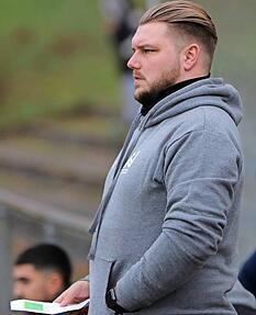 "Ich habe dem Verein viel zu verdanken und will ihm etwas zurückgeben", sagt Robin Neupert über seine Rolle als Co-Trainer und Kaderplaner.
Fotos: Alexander Bertok "Ich habe dem Verein viel zu verdanken und will ihm etwas zurückgeben", sagt Robin Neupert über seine Rolle als Co-Trainer und Kaderplaner.
Fotos: Alexander Bertok