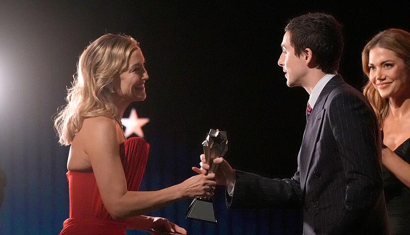 Kate Hudson (links) &uuml;berreicht Timoth&eacute;e Chalamet den Preis f&uuml;r den besten Schauspieler.