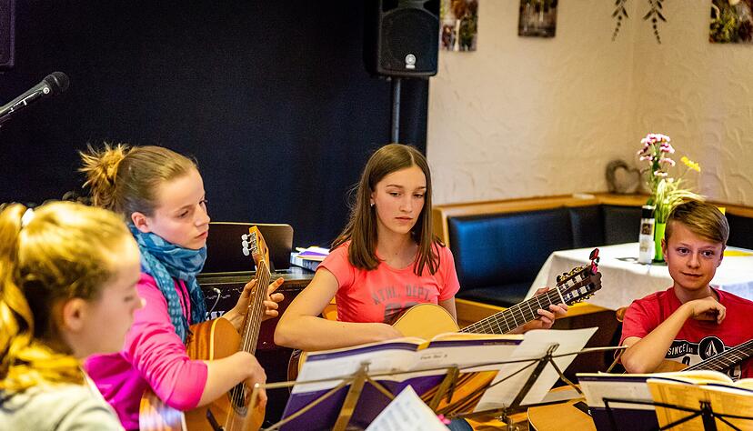 Ein Gitarrenensemble unterhält bei der langen Musiknacht die Besucher. Hier spielt der Nachwuchs einmal im Jahr an verschiedenen Veranstaltungsorten in der Stadt.
Foto: privat Ein Gitarrenensemble unterhält bei der langen Musiknacht die Besucher. Hier spielt der Nachwuchs einmal im Jahr an verschiedenen Veranstaltungsorten in der Stadt.
Foto: privat