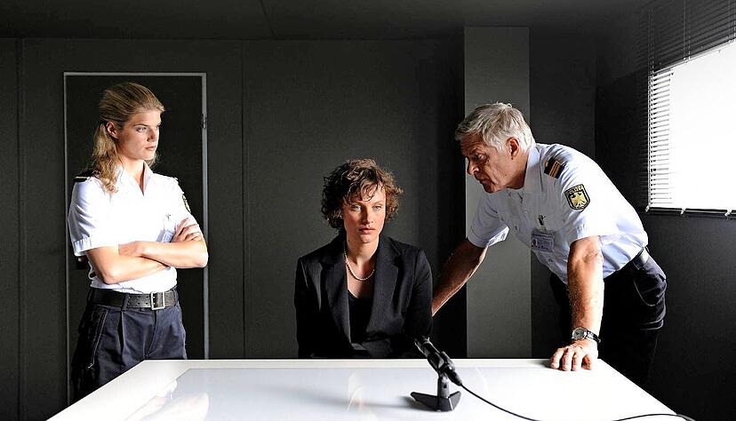 So kennt man es aus Film und Fernsehen wie etwa aus der ZDF-Serie "Küstenwache: Bis dass der Tod uns scheidet": Eine verdächtige Person wird im Polizeiverhör unter Druck gesetzt. Doch wie sieht die Realität aus? Foto: ZDF/Christine Schroeder So kennt man es aus Film und Fernsehen wie etwa aus der ZDF-Serie "Küstenwache: Bis dass der Tod uns scheidet": Eine verdächtige Person wird im Polizeiverhör unter Druck gesetzt. Doch wie sieht die Realität aus? Foto: ZDF/Christine Schroeder