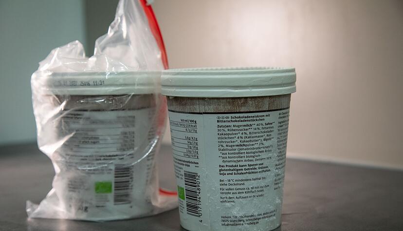 Schritt 3: Das Eis nach mehreren Stunden wieder aus dem Gefrierfach nehmen.