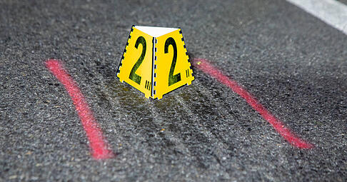 Mann meterweit von Lkw mitgeschleift – tödlicher Unfall in Kirchheim am Neckar. (Symbolbild)