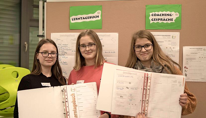 Aljona Jaksanov, Alexa Dietz und Amelie Huber erklären, welche Vorteile ein Lerntagebuch bringen kann.