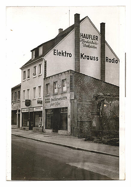 1929 zieht das Geschäft in die innere Rosenbergstraße um, die heute Rollwagstraße heißt. Von 1931 bis 1944 befand sich das Ladengeschäft in der Roßkampffstraße 25. Nach dem zweiten Weltkrieg zieht Krauss an die jetzige Adresse in der Turmstraße 20. 1929 zieht das Geschäft in die innere Rosenbergstraße um, die heute Rollwagstraße heißt. Von 1931 bis 1944 befand sich das Ladengeschäft in der Roßkampffstraße 25. Nach dem zweiten Weltkrieg zieht Krauss an die jetzige Adresse in der Turmstraße 20.