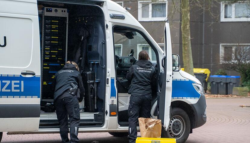 Nach der Attacke wurde der Tatort eingehend untersucht. Nach der Attacke wurde der Tatort eingehend untersucht.