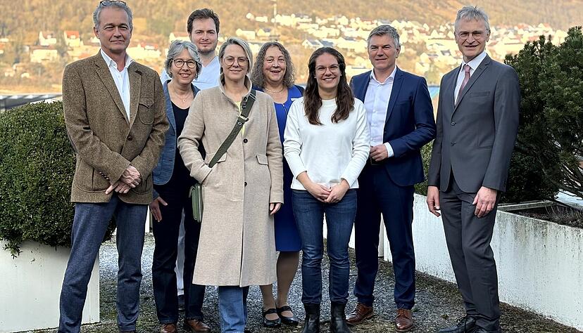 Freude im Landratsamt, dass das Konzept fruchtet: Dr. Elisabeth Sille (Dritte von rechts) ist die erste &Auml;rztin im Weiterbildungsverbund Hohenlohekreis. Rechts von ihr steht Landrat Ian Sch&ouml;lzel, vierte von rechts ist Dr. Susanne Bublitz, Vorstand des Haus&auml;rztinnen- und Haus&auml;rzteverbands Baden-W&uuml;rttemberg, aus Pfedelbach. Zwischen ihnen ist Annemarie Flicker-Klein, Amtsleiterin des Gesundheitsamtes, ganz rechts Dr. Stefan Baier, Hausarzt in &Ouml;hringen.