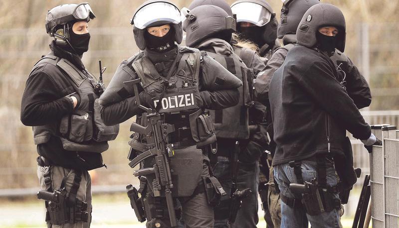 Schwarz gekleidete Beamte der Bundespolizei haben in den frühen Morgenstunden des 14. Mai einen Unschuldigen in dessen Wohnung überwältigt.
Foto: dpa