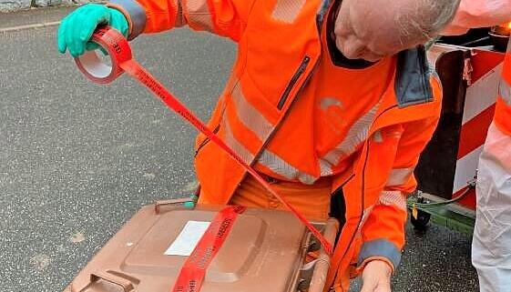 Mit rotem Klebeband werden beanstandete Behälter für die Abfuhr gesperrt. Mit rotem Klebeband werden beanstandete Behälter für die Abfuhr gesperrt.
