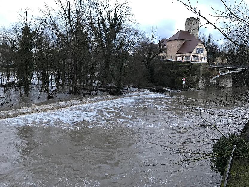 Blick auf die Rathausburg in Lauffen. Hier hat der Neckar einen Teil der Insel &uuml;berschwemmt.