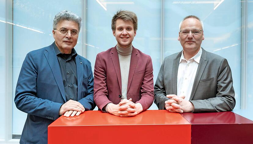 Jan Ilhan Kizilhan, Professor an der DHBW Villingen-Schwenningen (von links), Max Lucks und Prof. Paul-Stefan Roß (Dekan Sozialwesen am DHBW CAS). Jan Ilhan Kizilhan, Professor an der DHBW Villingen-Schwenningen (von links), Max Lucks und Prof. Paul-Stefan Roß (Dekan Sozialwesen am DHBW CAS).