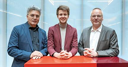 Jan Ilhan Kizilhan, Professor an der DHBW Villingen-Schwenningen (von links), Max Lucks und Prof. Paul-Stefan Roß (Dekan Sozialwesen am DHBW CAS). Jan Ilhan Kizilhan, Professor an der DHBW Villingen-Schwenningen (von links), Max Lucks und Prof. Paul-Stefan Roß (Dekan Sozialwesen am DHBW CAS).