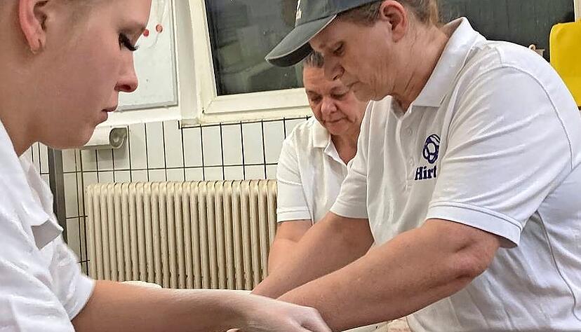 Teig wird zu Brot verarbeitet. Teig wird zu Brot verarbeitet.