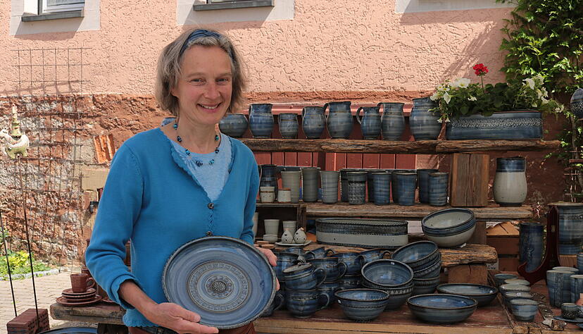 Die Farben Blau und Braun dominieren den Stand von Meike Ziegler. Sie arbeitet mit Stempeln und Textildeckchen zur Dekoration ihrer Keramik.