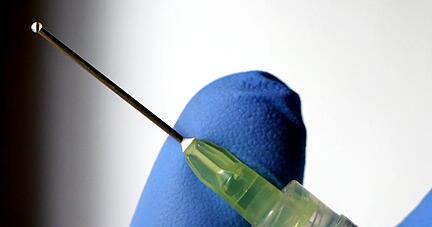 Eine Flüssigkeit tropft aus der Kanüle einer Spritze. Eine Flüssigkeit tropft aus der Kanüle einer Spritze.