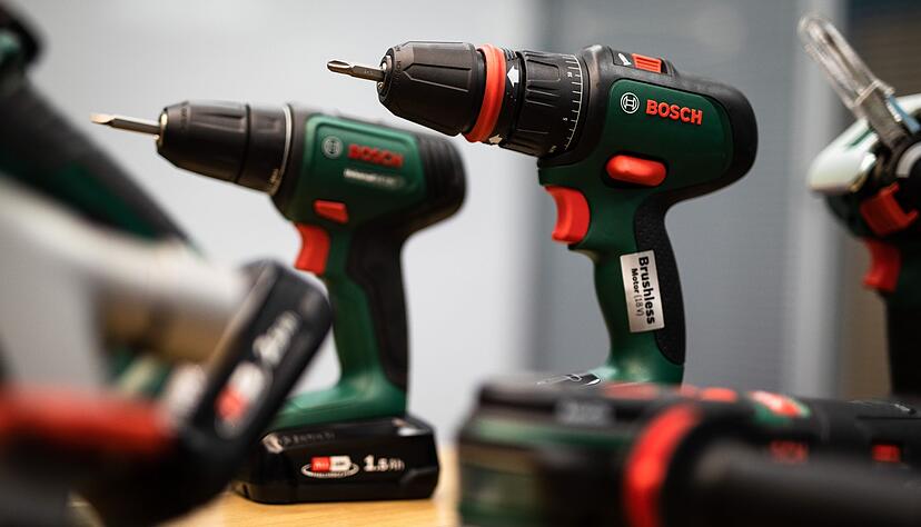 Verschiedene Bosch Power Tools stehen in der Firmenzentrale auf einem Tisch.