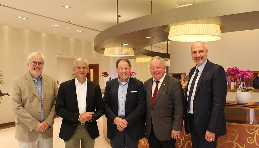 Blicken erfreut Richtung Zukunft: Der Zweiflinger Bürgermeister Klaus Gross, Staatsekretär Patrick Rapp, Hoteldirektor Rolf E. Brönnimann, Landtagsabgeordneter Arnulf von Eyb und Würth-Logistik-Geschäftsführer Thomas Wahl. Foto: Stefanie Jani Blicken erfreut Richtung Zukunft: Der Zweiflinger Bürgermeister Klaus Gross, Staatsekretär Patrick Rapp, Hoteldirektor Rolf E. Brönnimann, Landtagsabgeordneter Arnulf von Eyb und Würth-Logistik-Geschäftsführer Thomas Wahl. Foto: Stefanie Jani
