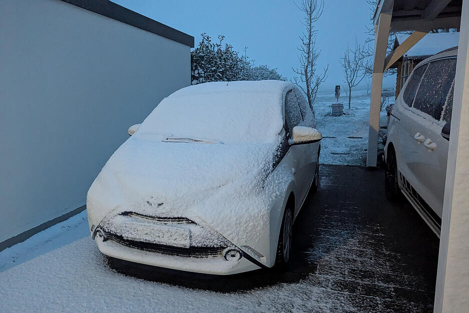 Schnee liegt am frühen Morgen auf einem Auto in Amstetten (Alb-Donau-Kreis). Schnee liegt am frühen Morgen auf einem Auto in Amstetten (Alb-Donau-Kreis).