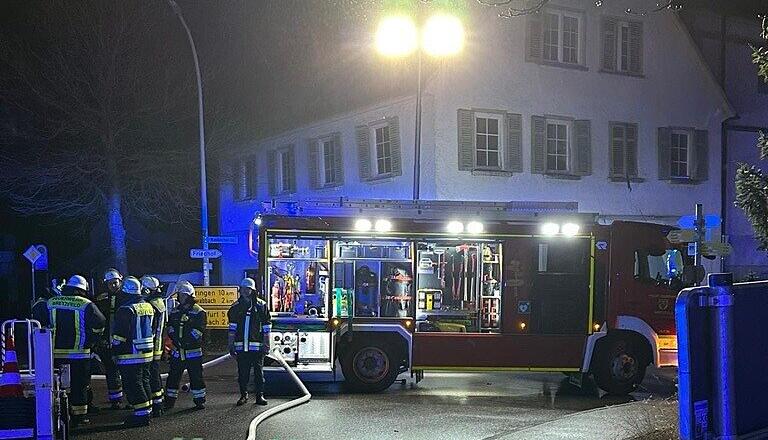 Die Feuerwehr war beim Brand einer Asylunterkunft in Dimbach mit sieben Fahrzeugen vor Ort.