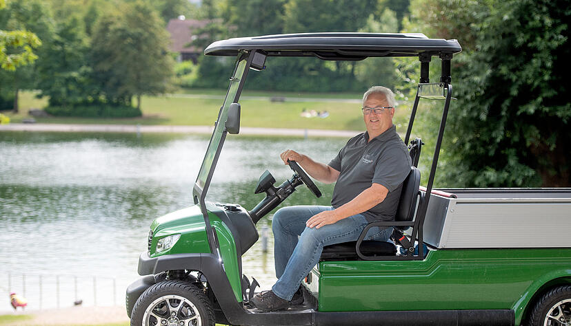Dieter Sammet unterwegs mit dem Golfcart auf dem Uferweg am Breitenauer See. Er hat das Geschehen und das Gelände im Blick. Künftig kann er als Badegast das Naherholungsgebiet genießen.