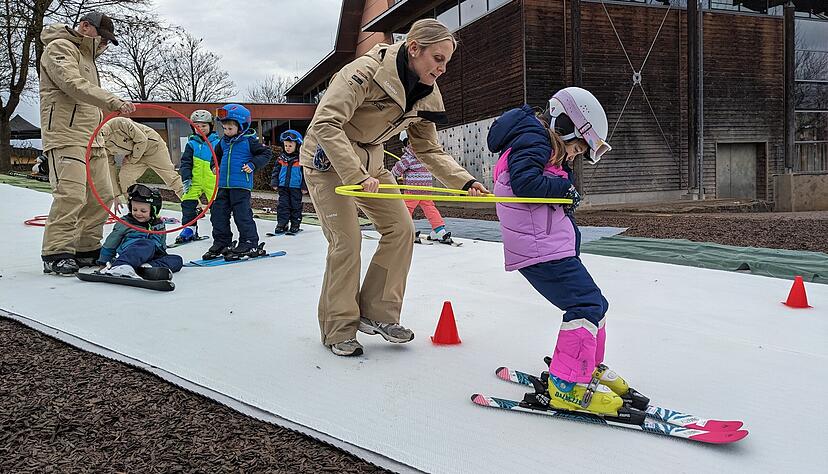Mit den Schneematten k&ouml;nnen die Lehrer des Skiclubs Kirchheim k&uuml;nftig ihre Nachwuchs trainieren, ohne lange Wege fahren zu m&uuml;ssen.