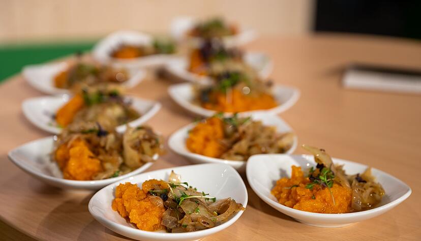 Startklar zum Servieren: Der geschmorte Wei&szlig;kohl ist bei diesem Gericht der Hauptakteur. Er harmoniert perfekt zu noch st&uuml;ckigem S&uuml;&szlig;kartoffelstampf.