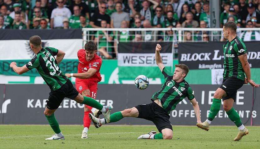 M&uuml;nsters Luca Bazzoli (l) und Jano ter Horst (2.v.r) im Kampf um den Ball mit Unterhachings Aaron Keller (M).