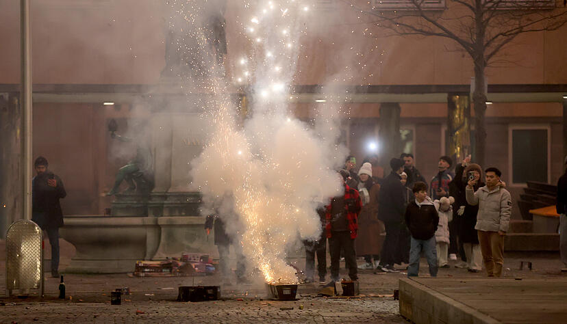 Trotz Verbots wurden in der Heilbronner Innenstadt Böller gezündet. Viele berichteten von Angst und Unsicherheit, auch die Polizei war zwischenzeitlich im Einsatz Trotz Verbots wurden in der Heilbronner Innenstadt Böller gezündet. Viele berichteten von Angst und Unsicherheit, auch die Polizei war zwischenzeitlich im Einsatz