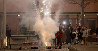 Trotz Verbots wurden in der Heilbronner Innenstadt B&ouml;ller gez&uuml;ndet. Viele berichteten von Angst und Unsicherheit, auch die Polizei war zwischenzeitlich im Einsatz