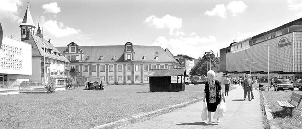 Blick auf den Deutschhof (links) und die Horten-Fassade (rechts).