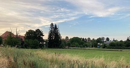 Auf diesem Areal am Rande des Baugebiets "Hinter der alten Schule" soll das Wohnprojekt entstehen. Finanziell ist das derzeit allerdings nicht umsetzbar.
Foto: Elfi Hofmann Auf diesem Areal am Rande des Baugebiets "Hinter der alten Schule" soll das Wohnprojekt entstehen. Finanziell ist das derzeit allerdings nicht umsetzbar.
Foto: Elfi Hofmann