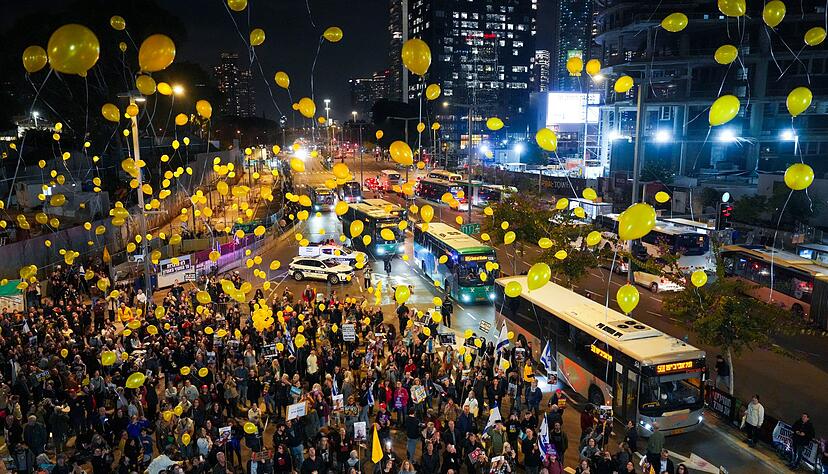 Das Forum der Geisel-Familien gab die Namen der sechs M&auml;nner bekannt, die am Samstag aus der Gewalt der Hamas freikommen sollen.