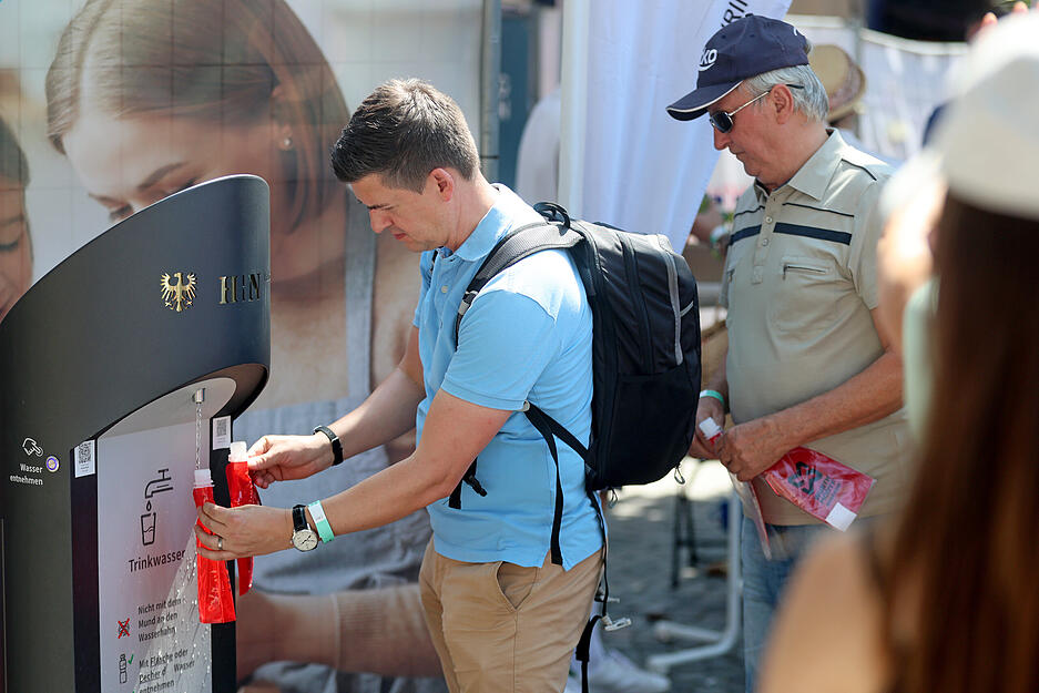 Abk&uuml;hlung bei der Hitze gab es am Getr&auml;nkespender.