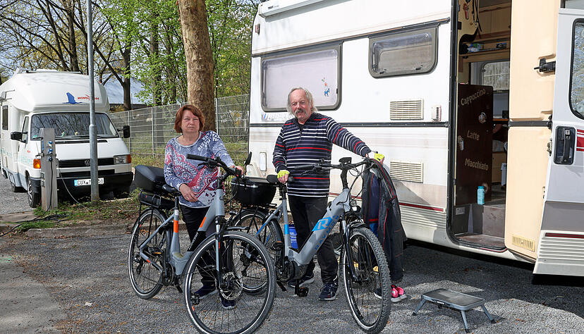 Birgit und Bruno Mauder haben wie viele andere Touristen ihre E-Bikes an Bord. Am Neckar l&auml;sst es sich sch&ouml;n radeln.