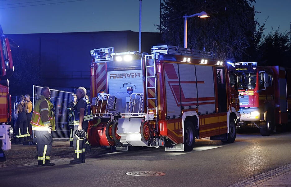 Neben der Feuerwehr waren auch Kräfte des Technischen Hilfswerks sowie Rettungsdienst und Polizei in Lauchringen wegen des eingestürzten Daches am Supermarkt im Einsatz.