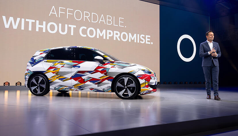 Bis Ende April zeigt sich der neue VW ID.Polo noch getarnt. Markenchef Thomas Sch&auml;fer hat einen Einstiegspreis von 24.995 Euro angek&uuml;ndigt.