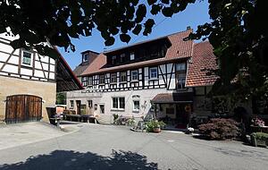 So richtig loslassen können die Kupfers noch nicht. Sie überlegen, die urige Kaffeestube für Events und Feiern zu vermieten. Fotos: Archiv/Veigel