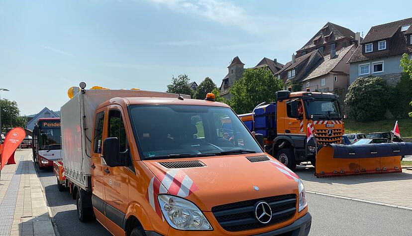 Streckenkontrollfahrzeuge (vorne) der Öhringer Straßenmeisterei tanken bereits nachhaltiger, die großen Lastwagen (hinten) indes noch konventionell. Streckenkontrollfahrzeuge (vorne) der Öhringer Straßenmeisterei tanken bereits nachhaltiger, die großen Lastwagen (hinten) indes noch konventionell.