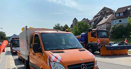 Streckenkontrollfahrzeuge (vorne) der Öhringer Straßenmeisterei tanken bereits nachhaltiger, die großen Lastwagen (hinten) indes noch konventionell.
Foto: Archiv