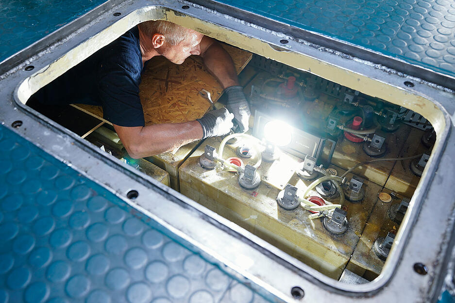 Armin Hönig, Mitarbeiter des Technikmuseums Sinsheim, arbeitet in einem Batterieraum des ausgemusterten U-Boots U17.
