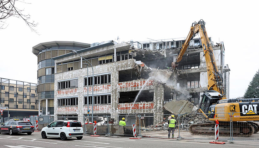 Der Abriss des sogenannten Hofkammergebäudes hat begonnen, dort entsteht ein Gebäude fürs duale Studium.