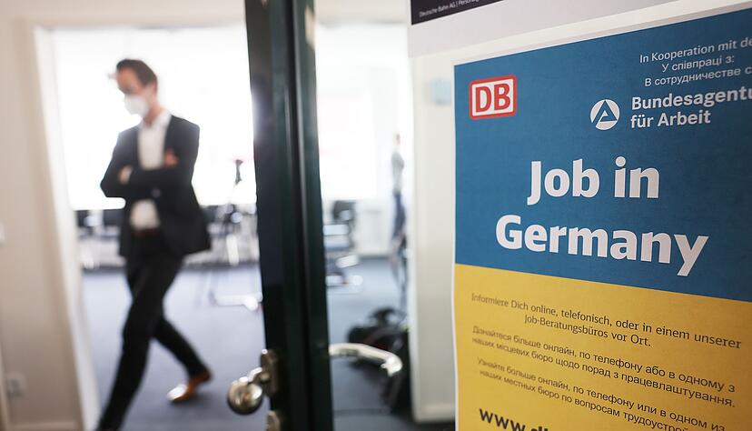 Auch weiter sollen Flüchtlinge Beratung bekommen - notfalls soll ein Job vermittelt werden. (Archivbild) Auch weiter sollen Flüchtlinge Beratung bekommen - notfalls soll ein Job vermittelt werden. (Archivbild)