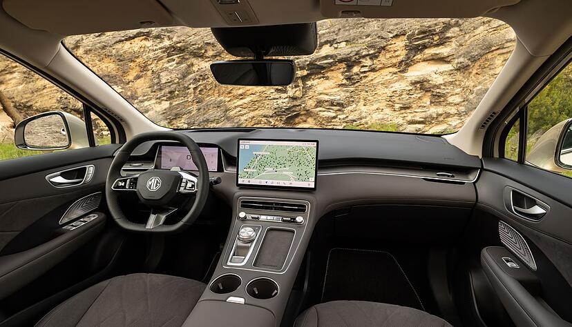 Gut gemischt: Ja, es gibt Bildschirme und viel Elektronik, aber auch viele traditionelle Tasten.